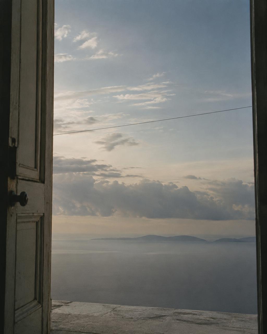 Un horizonte abierto visto desde una puerta entornada.